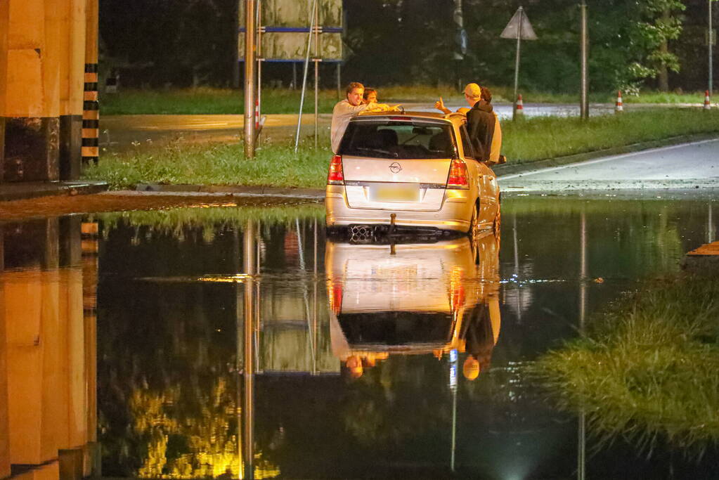 Auto's gestrand vanwege hevige regenval