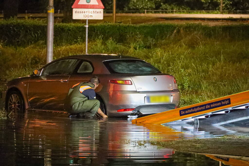 Auto's gestrand vanwege hevige regenval