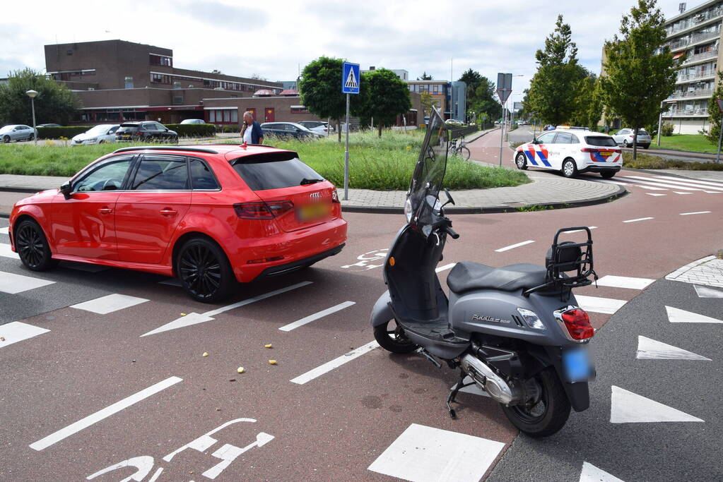 Scooterrijder gewond bij botsing met auto