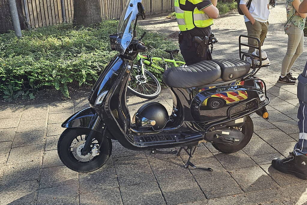 Scooterrijder en fietser in botsing