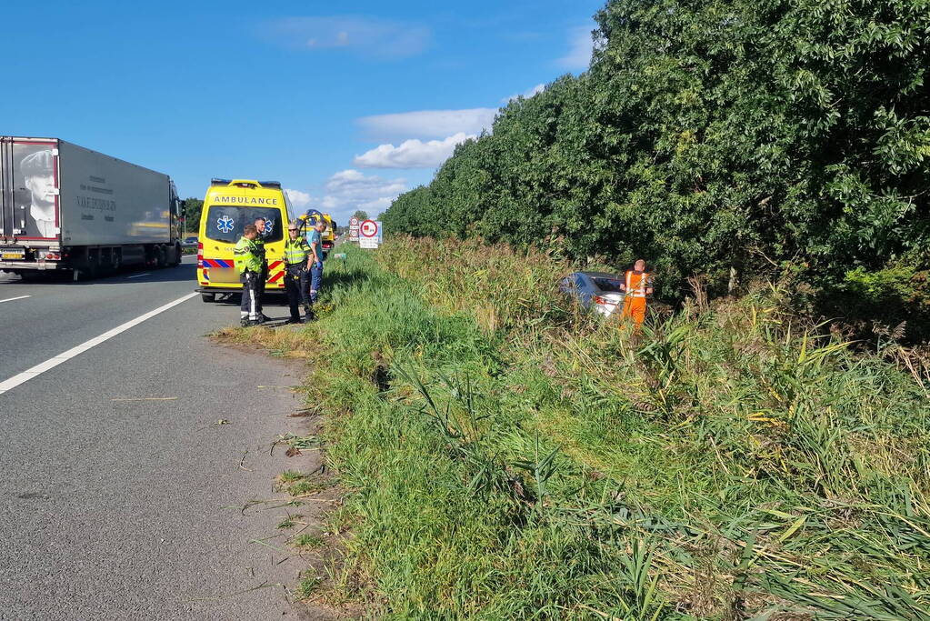 Automobilist belandt in bosschages