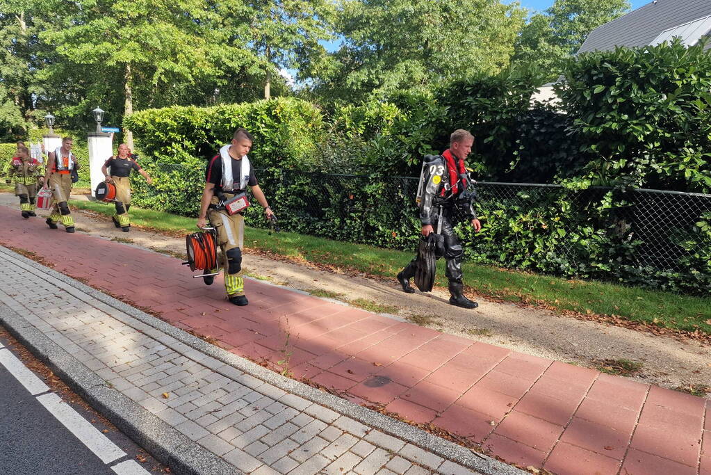Zoekactie in water na aantreffen schoenen bij brug