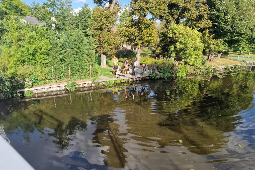 Zoekactie in water na aantreffen schoenen bij brug