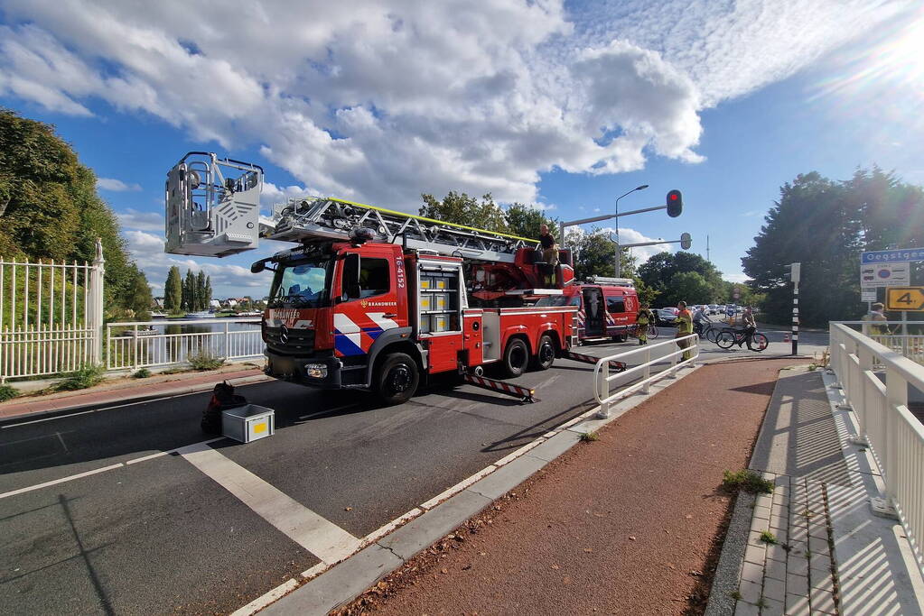 Zoekactie in water na aantreffen schoenen bij brug