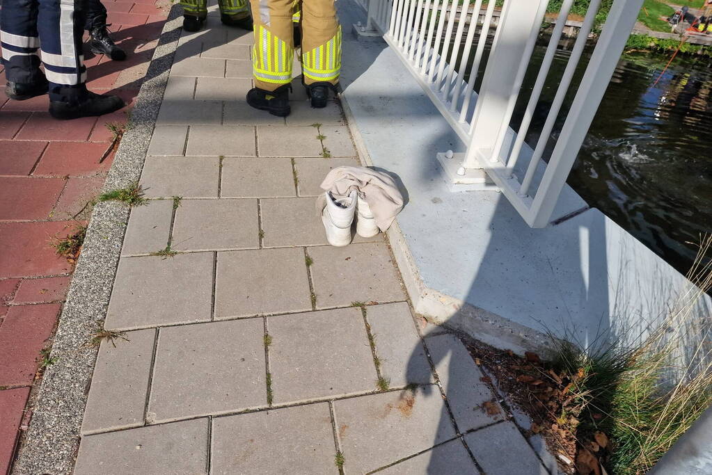 Zoekactie in water na aantreffen schoenen bij brug