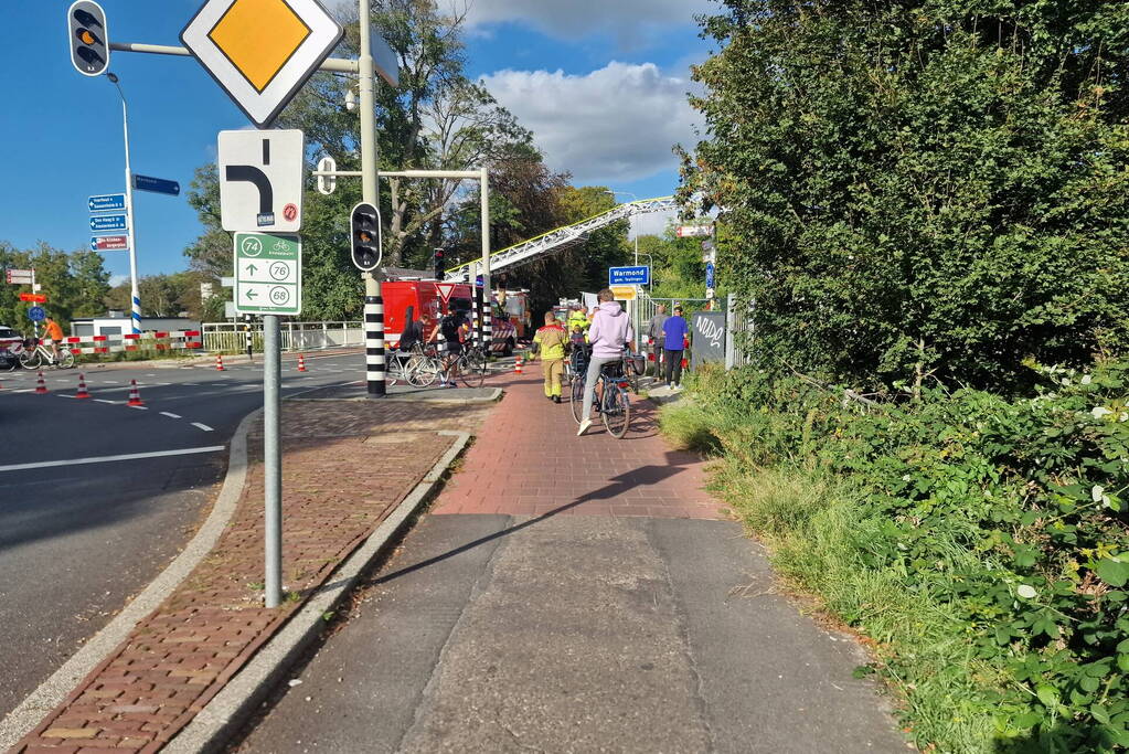 Zoekactie in water na aantreffen schoenen bij brug