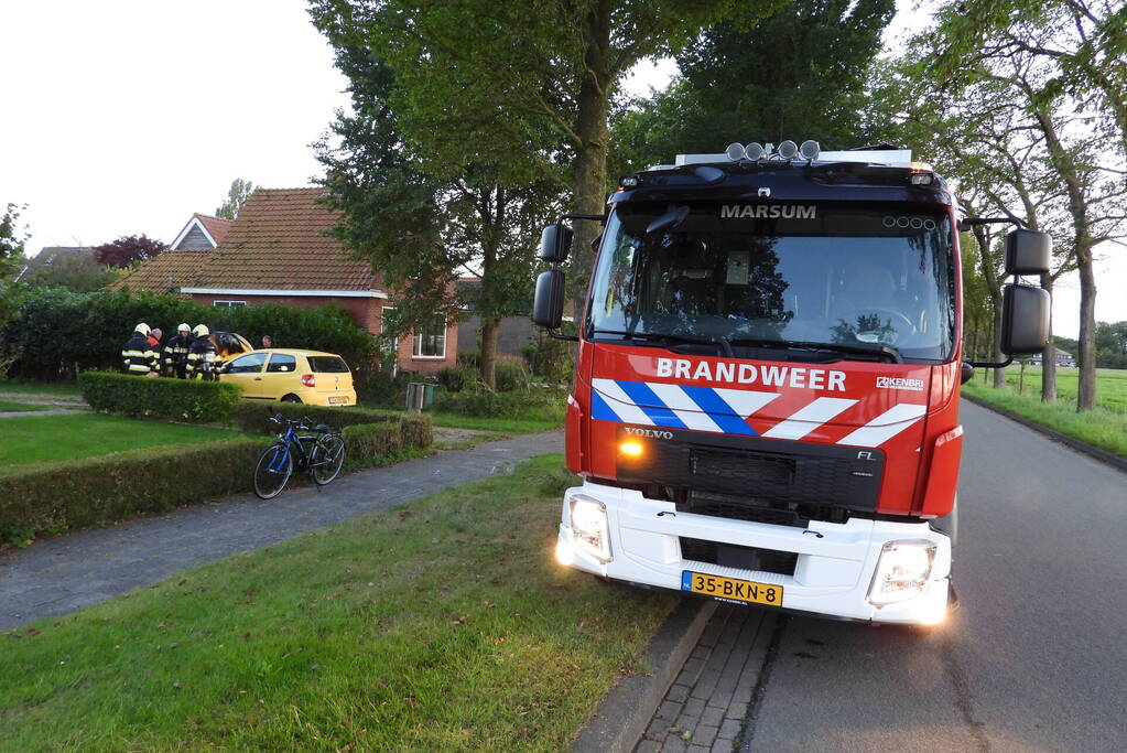 Brand in motorcompartiment van auto
