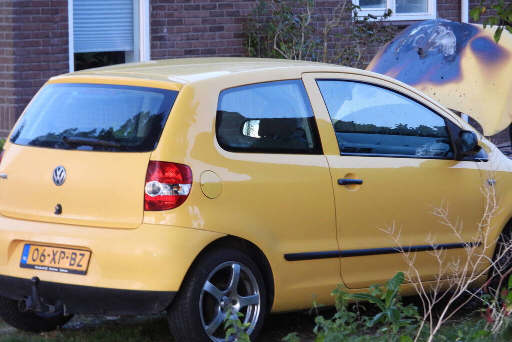 Brand in motorcompartiment van auto