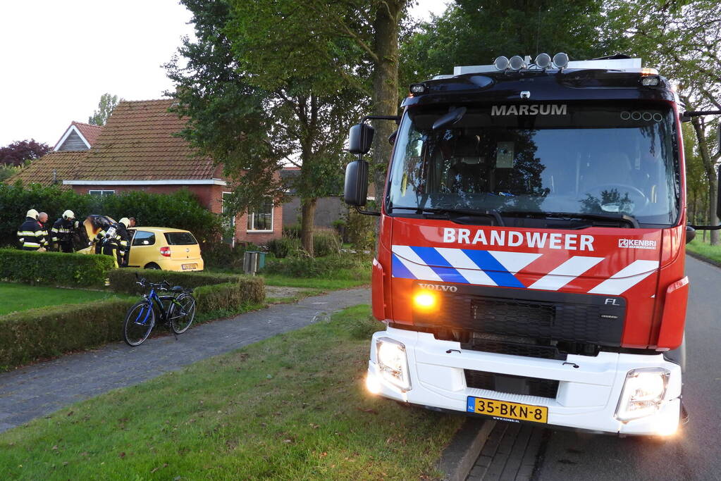 Brand in motorcompartiment van auto