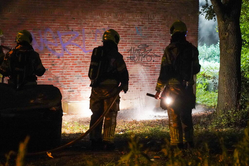 Bankstel tegen elektriciteitshuis in brand