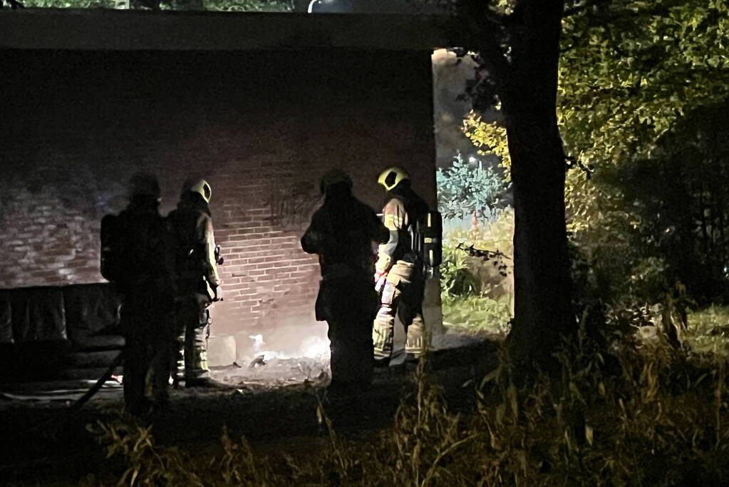 Bankstel tegen elektriciteitshuis in brand