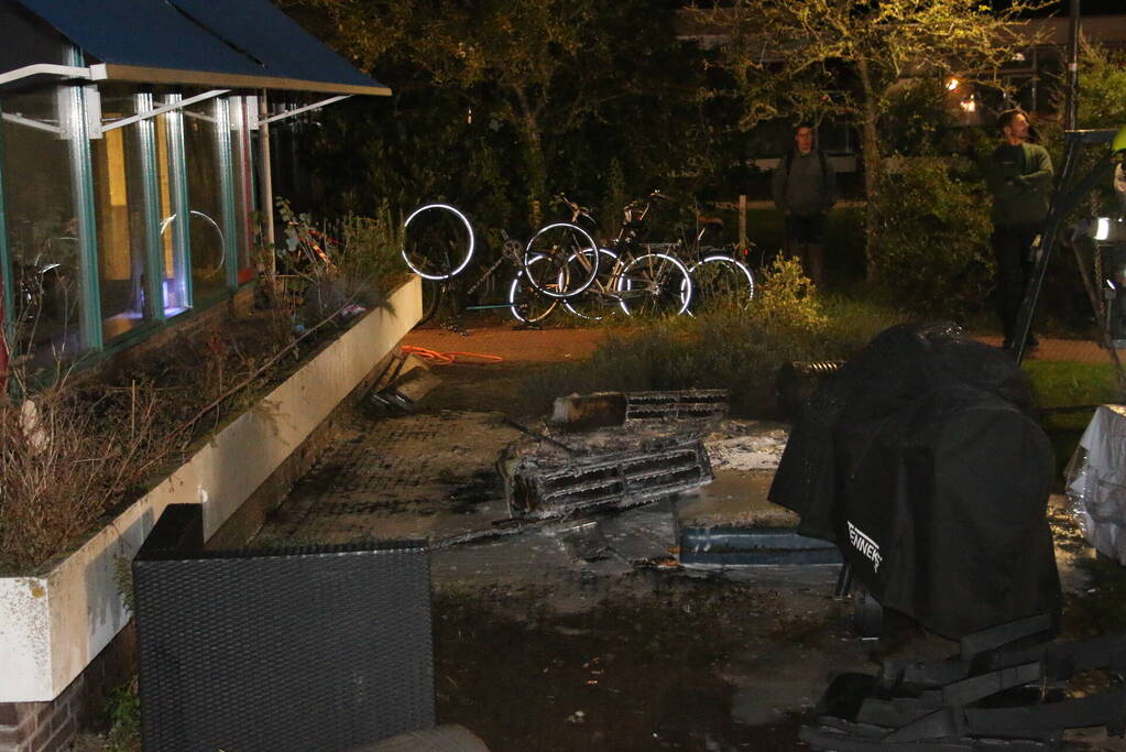 Brandende tuinmeubel snel onder controle