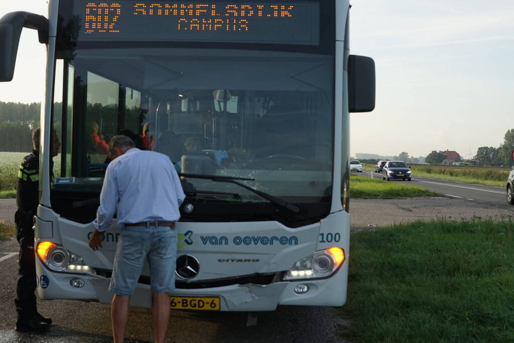 Lijnbus beschadigd bij ongeval met bestelbus