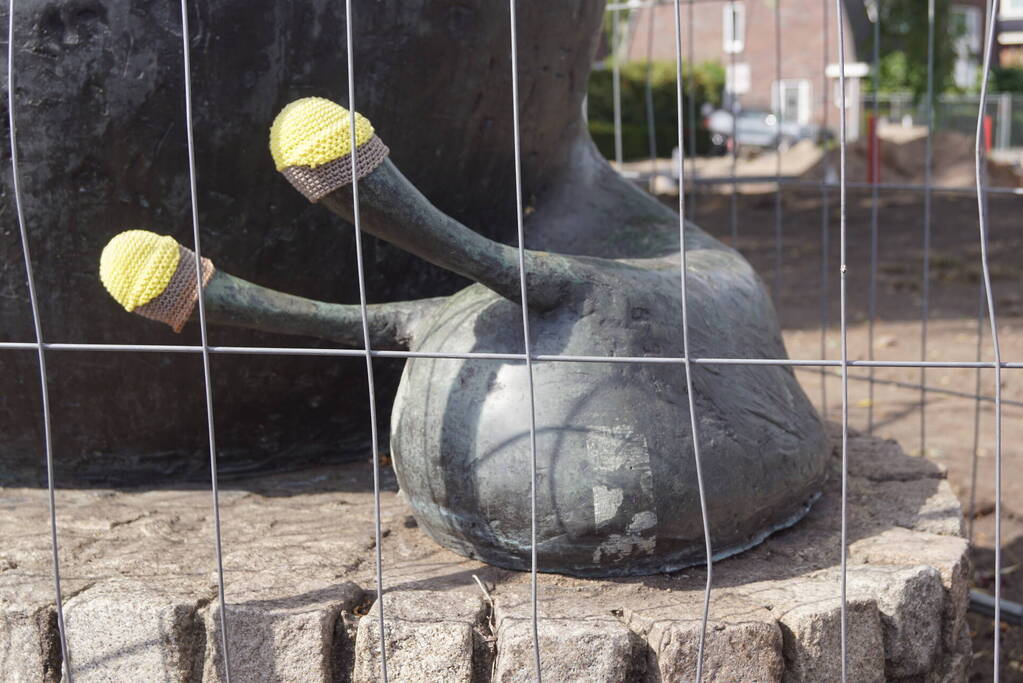 Onbekende breister heeft beeld van slak voorzien van bouwhelmen