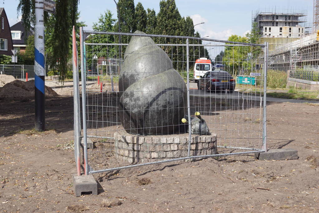 Onbekende breister heeft beeld van slak voorzien van bouwhelmen