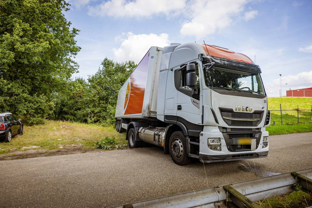 Vrachtwagen PostNL opnieuw vast bij achteruitrijden