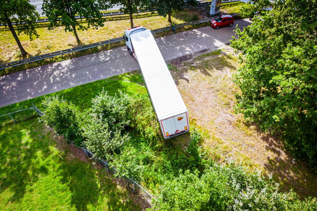 Vrachtwagen PostNL opnieuw vast bij achteruitrijden