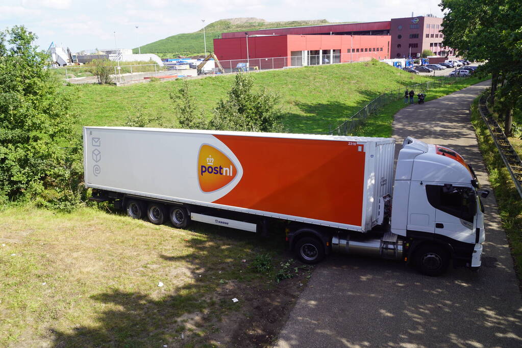 Vrachtwagen PostNL opnieuw vast bij achteruitrijden