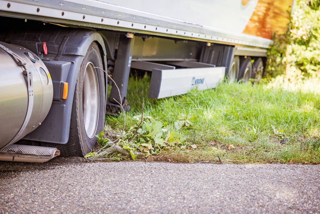 Vrachtwagen PostNL opnieuw vast bij achteruitrijden