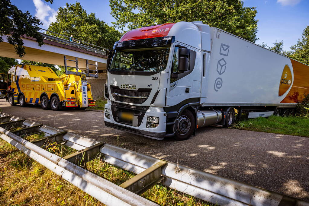 Vrachtwagen PostNL opnieuw vast bij achteruitrijden