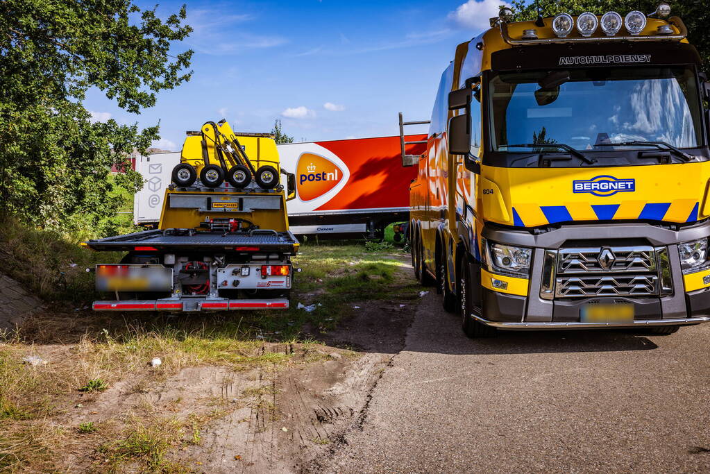 Vrachtwagen PostNL opnieuw vast bij achteruitrijden