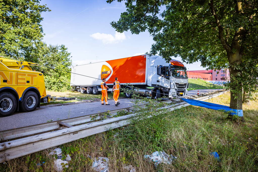 Vrachtwagen PostNL opnieuw vast bij achteruitrijden