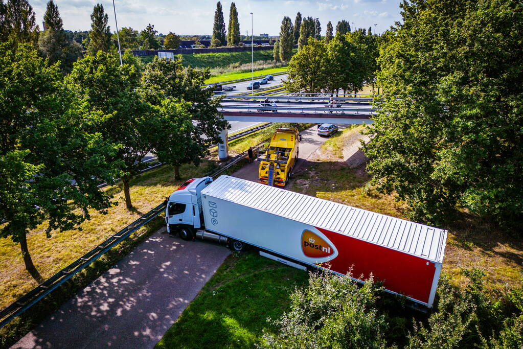 Vrachtwagen PostNL opnieuw vast bij achteruitrijden