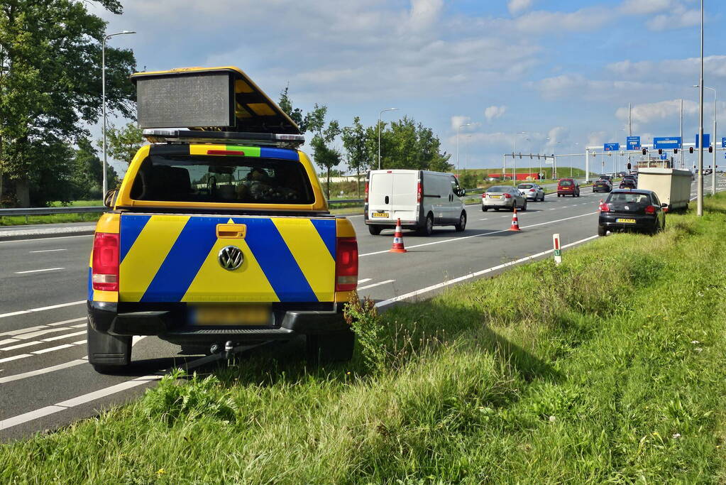 Markwagen schiet los en belandt op andere weghelft