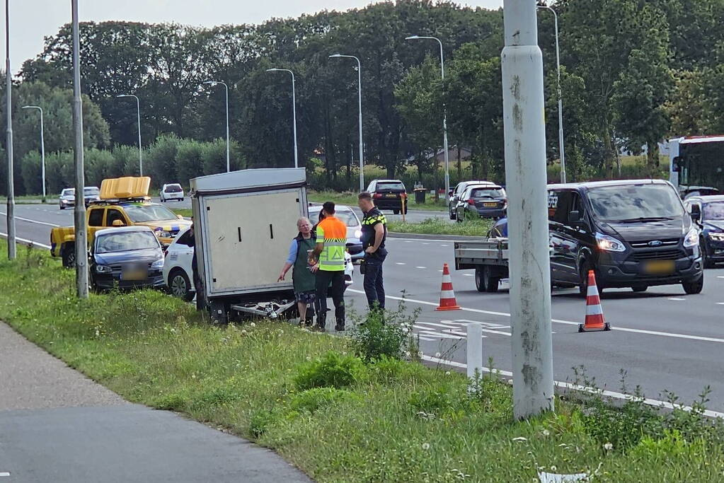 Markwagen schiet los en belandt op andere weghelft
