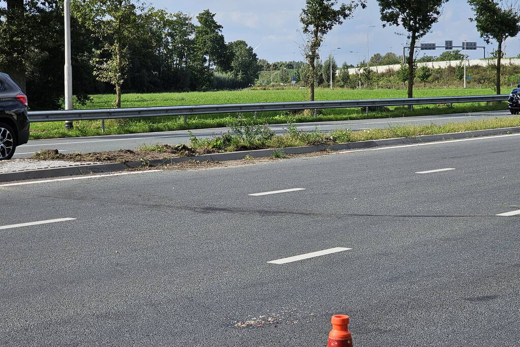 Markwagen schiet los en belandt op andere weghelft