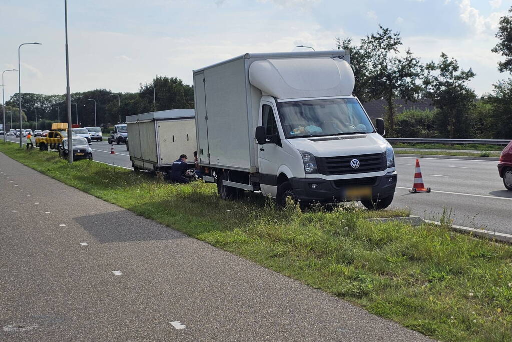 Markwagen schiet los en belandt op andere weghelft
