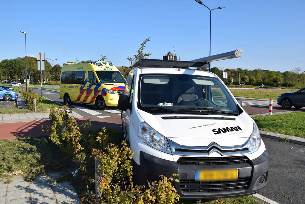 Voetganger gewond bij botsing met bestelbus, bestuurder geen rijbewijs en onder invloed van drugs
