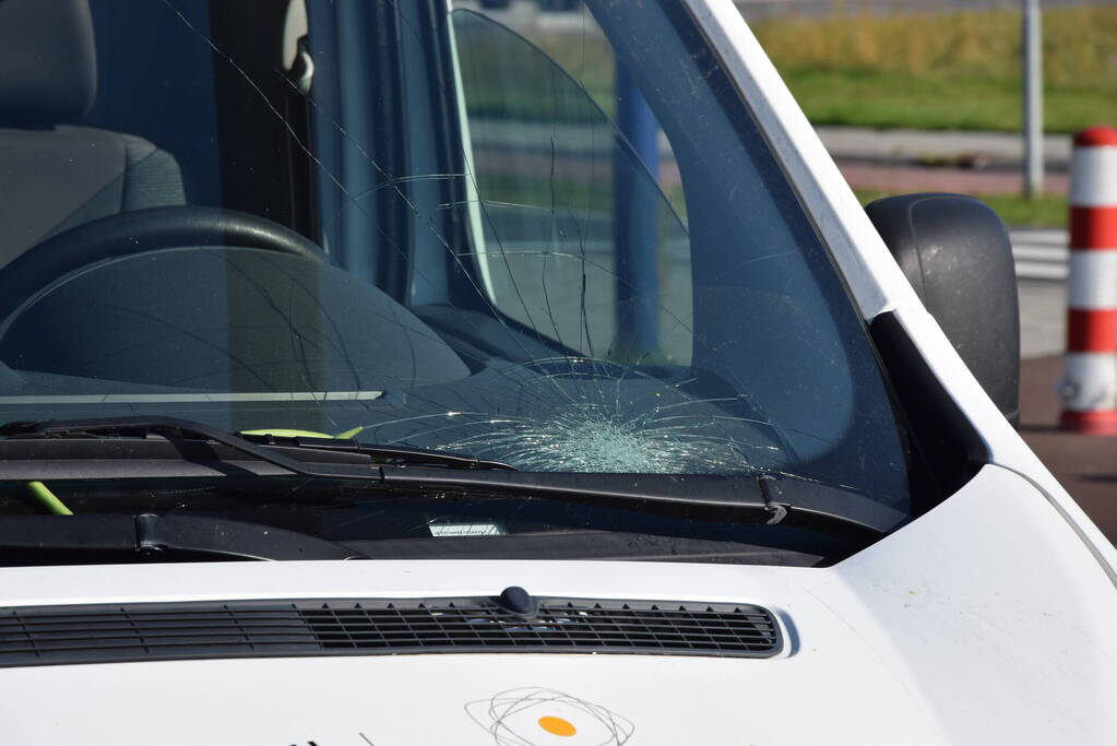 Voetganger gewond bij botsing met bestelbus, bestuurder geen rijbewijs en onder invloed van drugs
