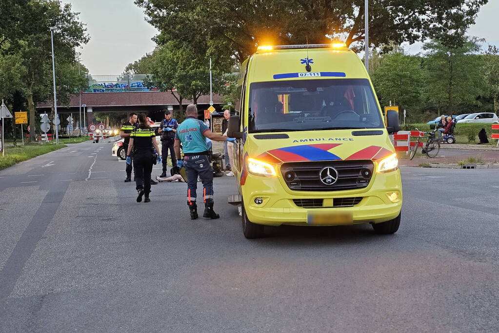 Persoon in scootmobiel valt om en raakt gewond