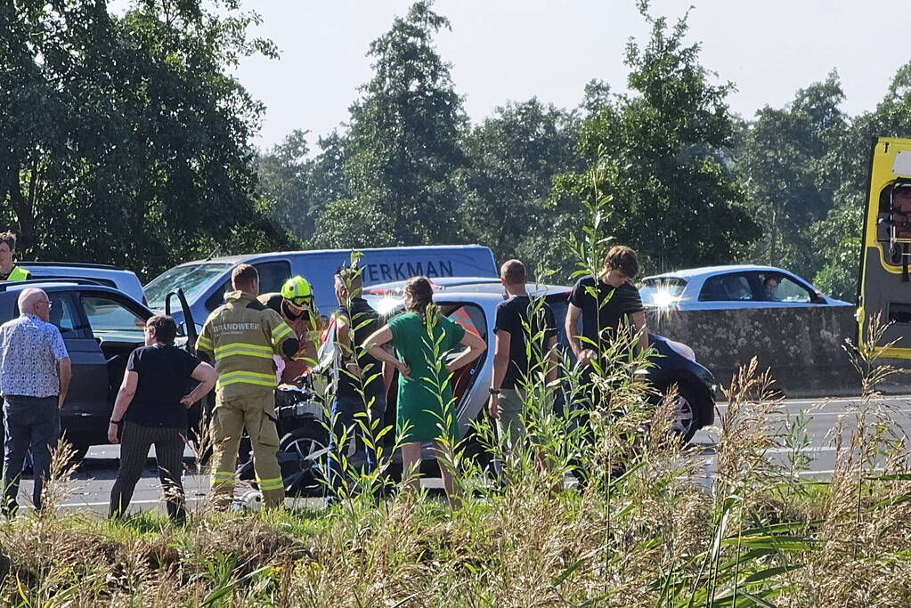 Meerdere voertuigen betrokken bij ongeval op snelweg