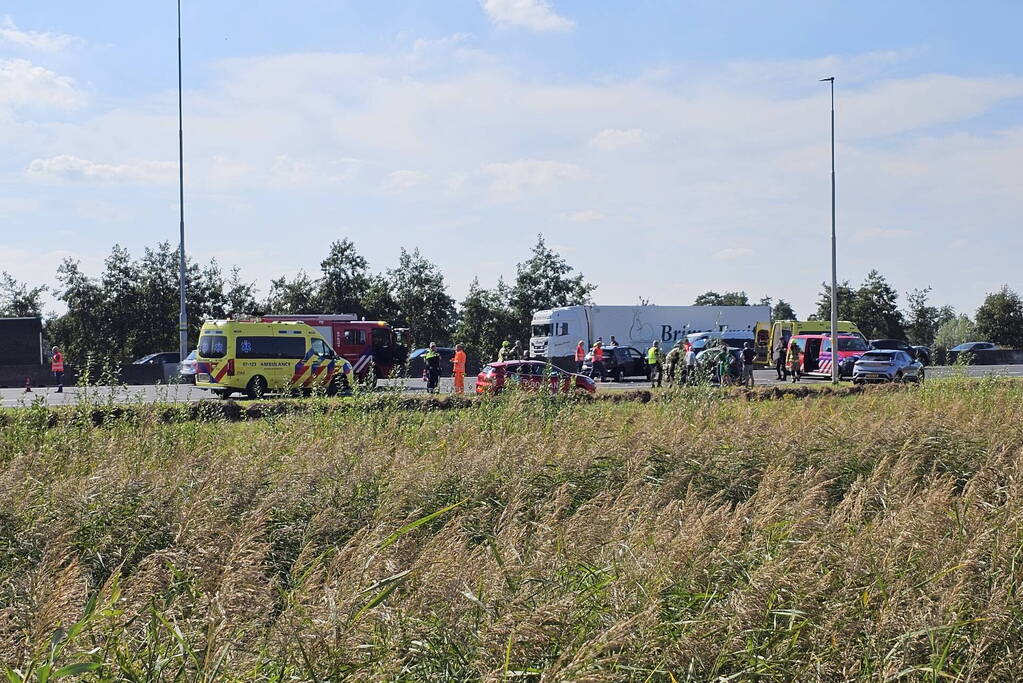 Meerdere voertuigen betrokken bij ongeval op snelweg