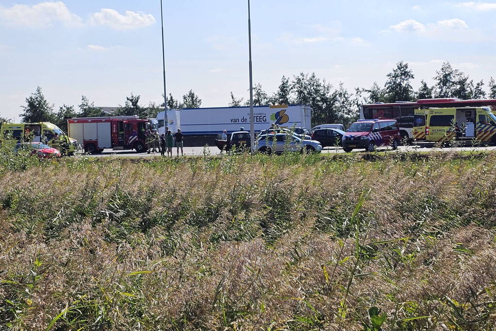 Meerdere voertuigen betrokken bij ongeval op snelweg