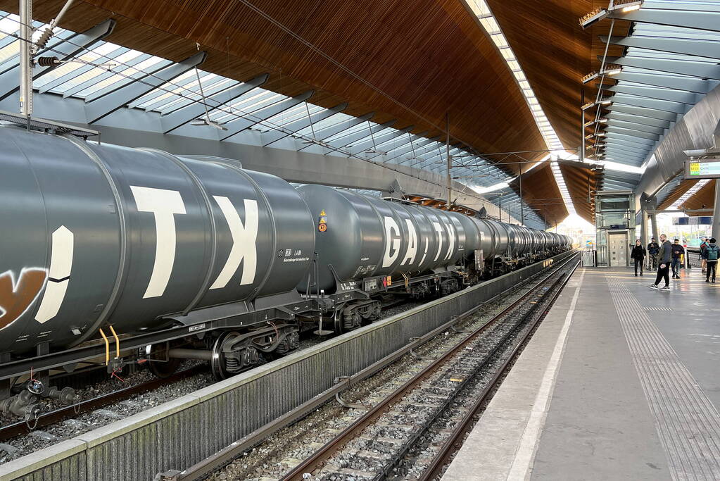 Brandweer controleert goederentrein vanwege chemische lucht