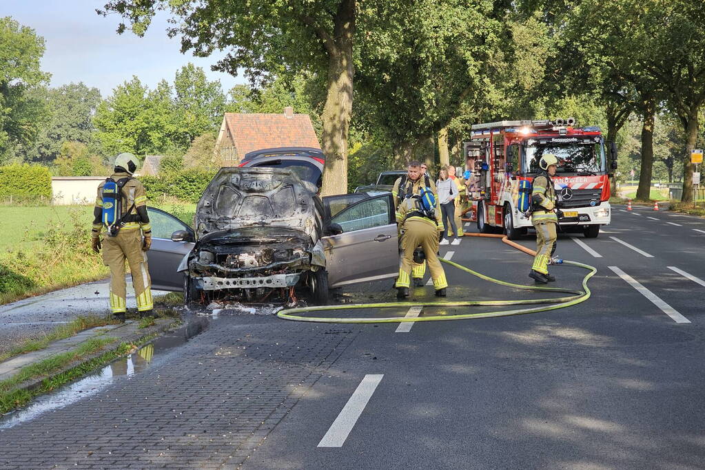 Personenauto grotendeels uitgebrand