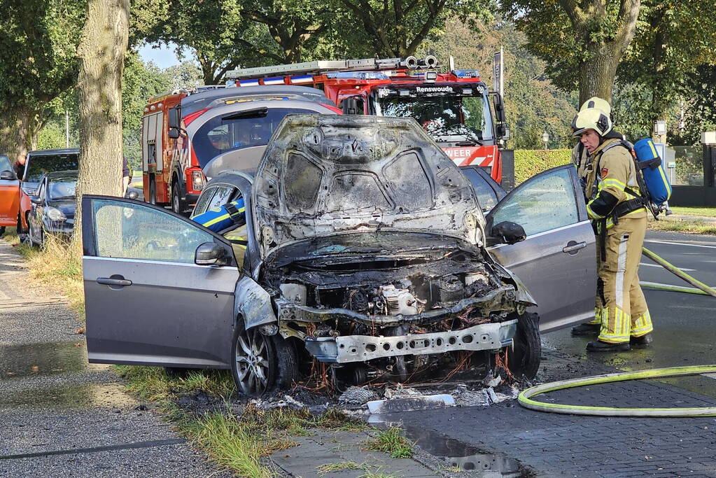 Personenauto grotendeels uitgebrand