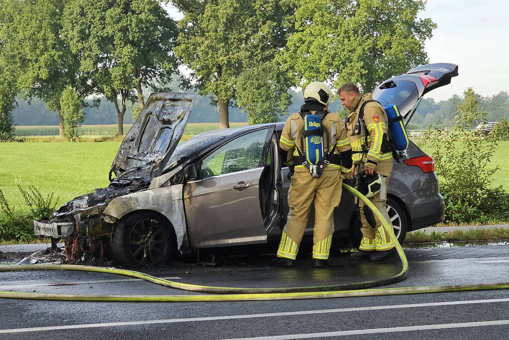 Personenauto grotendeels uitgebrand