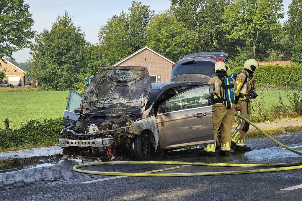 Personenauto grotendeels uitgebrand