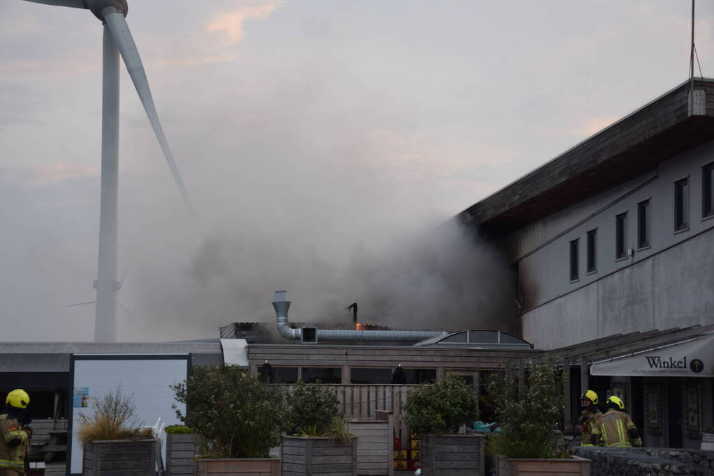 Grote uitslaande brand bij Neeltje Jans mosselen