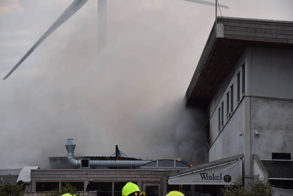Grote uitslaande brand bij Neeltje Jans mosselen