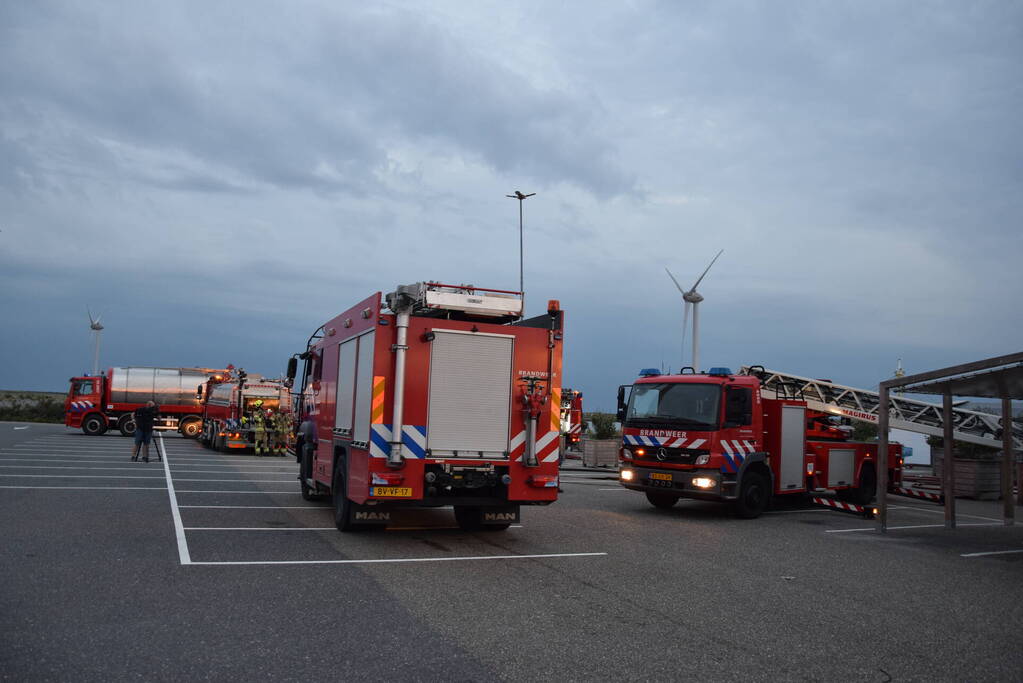 Grote uitslaande brand bij Neeltje Jans mosselen