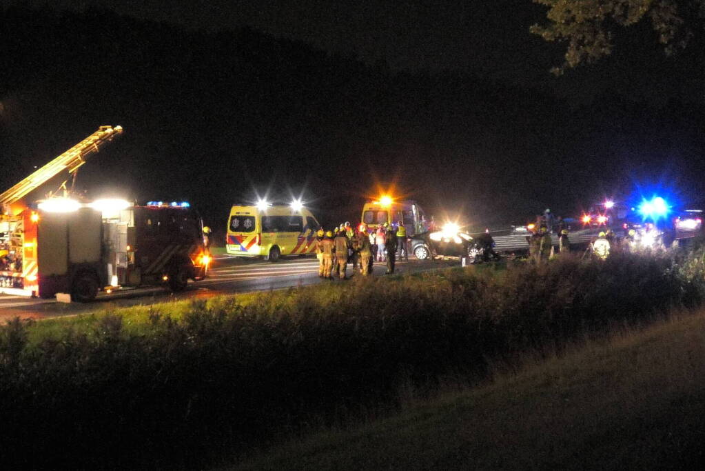 Twee doden bij frontale botsing tussen twee voertuigen