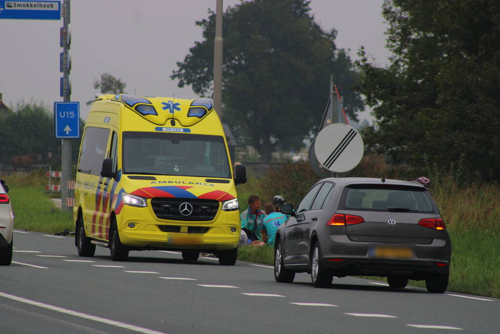 Inzittenden auto slaan op de vlucht na botsing met motorrijder