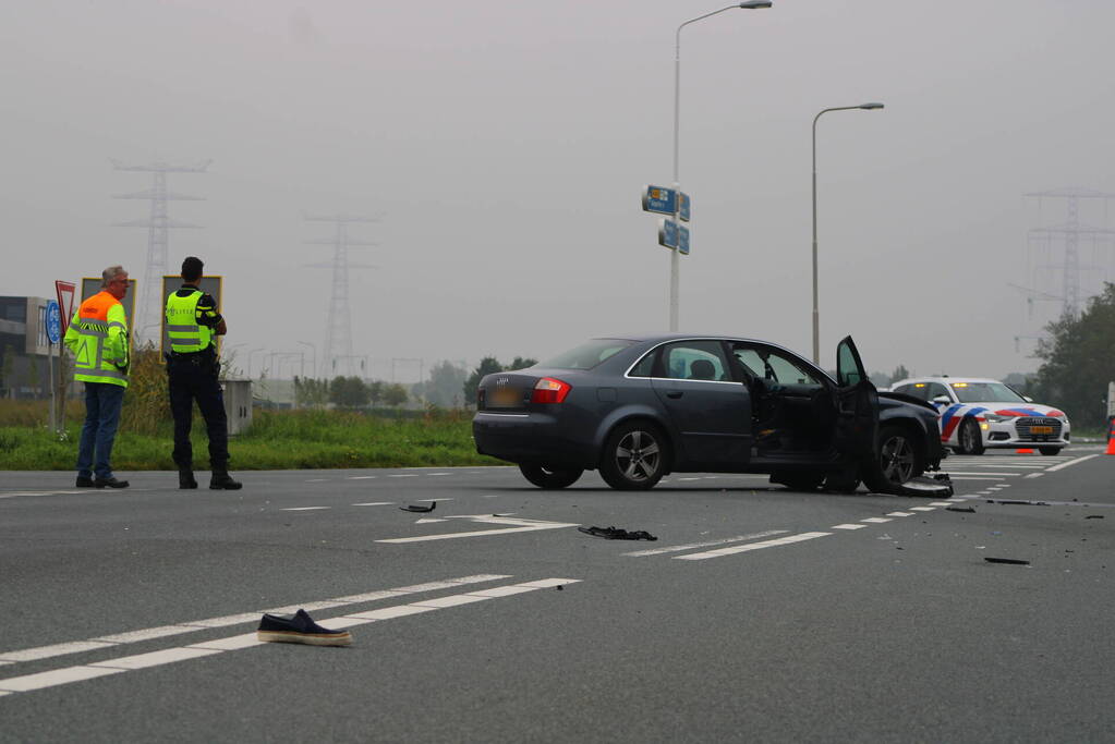 Inzittenden auto slaan op de vlucht na botsing met motorrijder