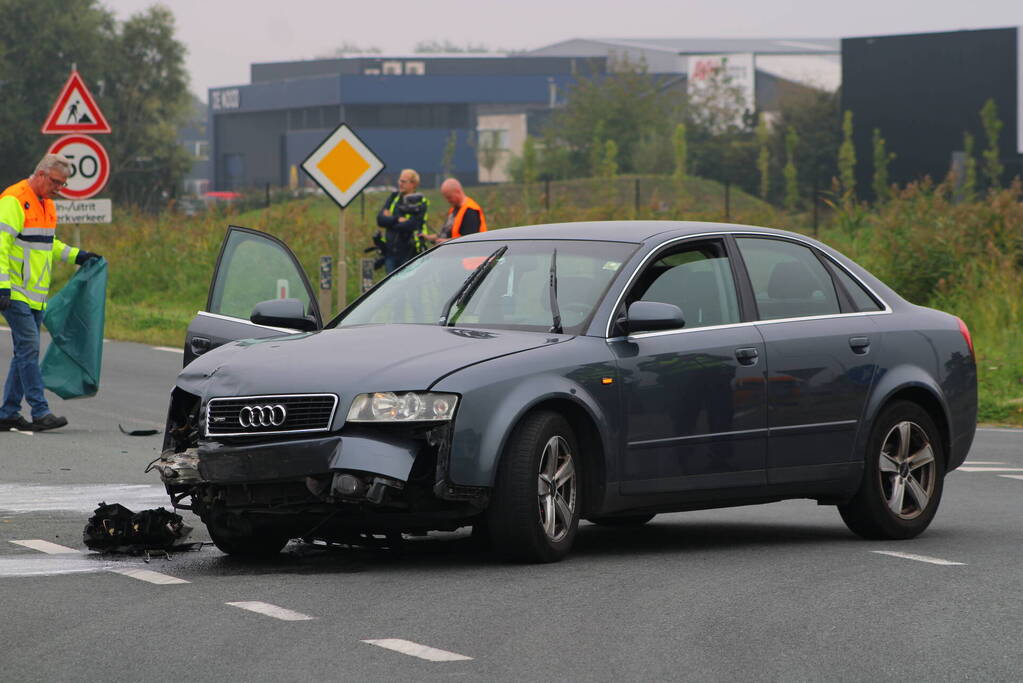 Inzittenden auto slaan op de vlucht na botsing met motorrijder