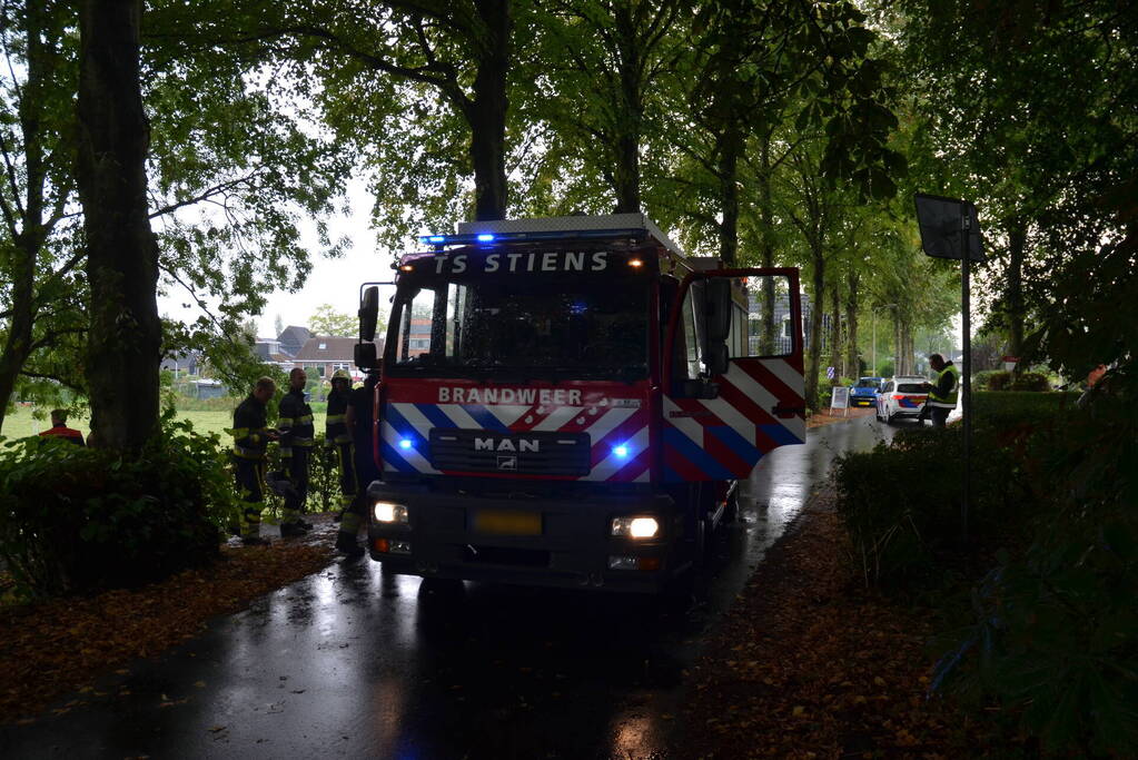 Automobilist belandt bijna onderaan dijk